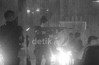 Ernest dan Arie Keriting menggunakan senjata laras panjang seperti M4a1 Carbine yang ada di game Counter Strike. Sementara anggota lain menggunakan pistol Glock.