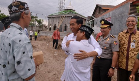 Siapa yang Memeluk Jokowi Ini?