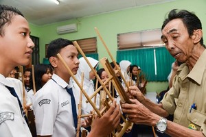 Kisah Kakek Maman dari Bekasi, Sosok Guru Honorer yang Serba Bisa