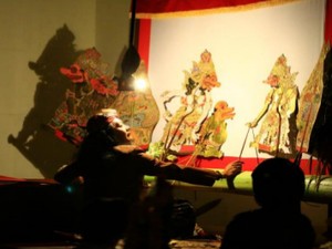 Sujiwo Tejo Pentaskan Wayang Ramayana di New Delhi