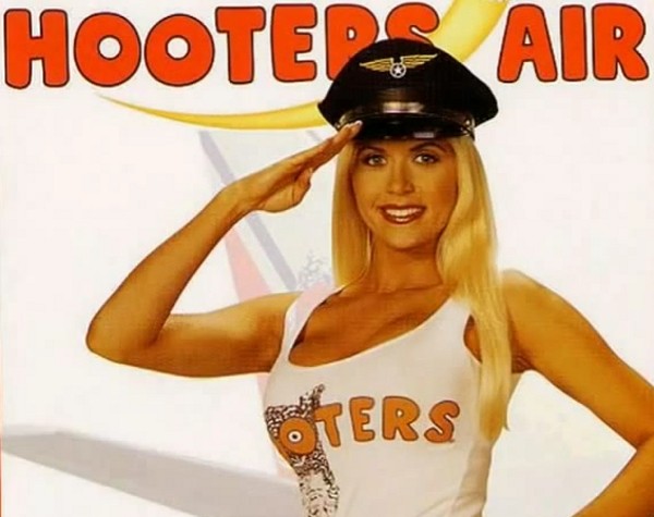 Mungkin, Inilah Seragam Pramugari Paling Seksi yang Pernah Ada