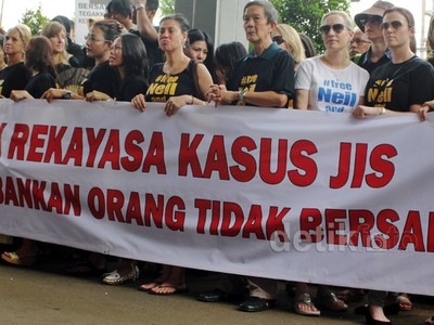 Aksi Demo Warnai Sidang Perdana Guru JIS