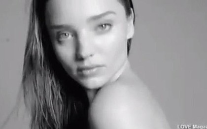 Bertanduk Rusa, Miranda Kerr Striptis dalam Video Hitam-putih