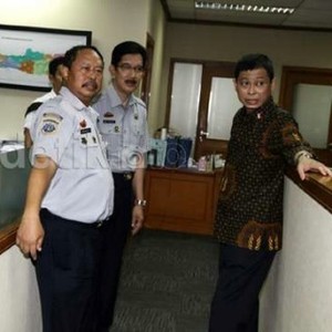Percepat Perizinan, Menhub Jonan Pulang Jam 1 Malam Tiap Hari