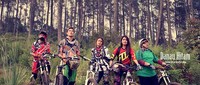 'Danau Hitam' bercerita tentang sekelompok pemuda seperti, Andreas (Garindra Bimo), Keyla (Nadine Chandrawinata), Boy (Denny Sumargo), Audi (Maria Selena), dan Joni (Daniel Topan) ke sebuah danau. Tanpa disadari, kedatangan mereka justru menguak misteri yang mematikan di tempat tersebut. (Dok Rapi Films)
