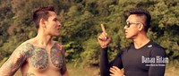 Di salah satu adegan bersama Denny Sumargo, Ganindra Bimo nampak memamerkan tato di tubuhnya. (Dok Rapi Films)