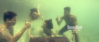 Menemukan sebuah danau nan cantik, sekelompok pemuda itu pun menceburkan diri ke dalam danau. Sampai Andreas dan kawan-kawan menemukan peti tua misterius di dasar danau. Konon kabarnya, peti itu digunakan untuk membuang seorang gadis yang membawa sial. (Dok Rapi Films)