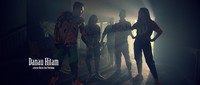 Masih belum merasakan sesuatu yang ganjil, mereka terus berada dalam hutan untuk berpetualang lebih jauh. Tiba-tiba Andreas Cs menemukan sebuah rumah kayu yang disegel oleh polisi. (Dok Rapi Films)