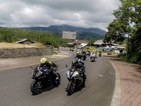 Di hari kedua lokasi start dan finish sama dengan hari oertama. Hanya dengan rute lain, menyusuri Karangasem, Kintamani, lalu singgah di Danau Batur dan Istana Tampaksiring Gianyar. Dan di hari ketiga city touring dan jalan-jalan wisata ke Kuta dan Beachwalk.(istimewa/dok yamaha)