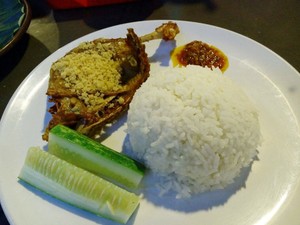 Bebek Goreng Khas Surabaya: Garing Gurih Bebek Kremes Plus Sambal yang Pedas Menggigit