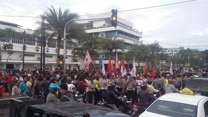 Mahasiswa Demo Bakar Ban, Lalin Diponegoro Arah RSCM Macet