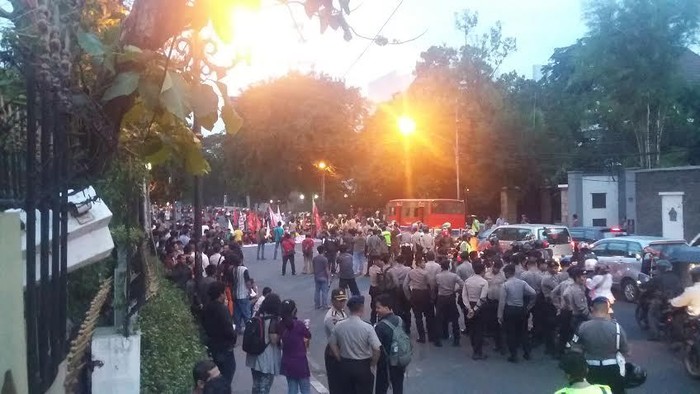 Demo Mahasiswa Bubar, Lalin Jl Diponegoro Kembali Lancar