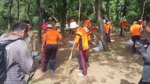 Cerianya Pasien Gangguan Kejiwaan Saat Bersihkan Monas