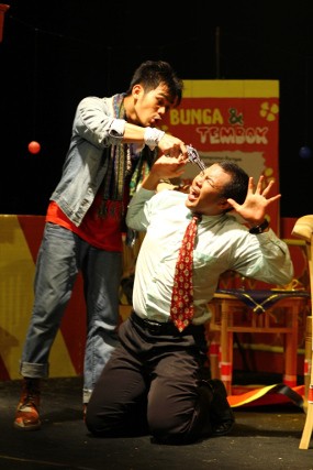 Menonton Lakon Pakaian dan Kepalsuan dalam Tafsir Teater Pelajar