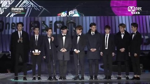 Unggul dari Super Junior, EXO Raih Piala Best Male Group di MAMA 2014