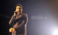 Tulus membuka penampilannya dengan membawakan lagu 'Baru' yang up-beat, dilanjutkan dengan lagu 'Bumerang'. Pool/Noel/detikHOT.