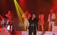 Disusul hits-hits seperti 'Sepatu' dan 'Sewindu'. Paduan suara dari ribuan penonton semakin menjadi-jadi. Pool/Noel/detikHOT.
