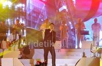 Babak akhir 'Konser Gajah Tulus' dimulai saat lagu daur ulang milik Pongky Barata '1000 Tahun Lamanya' berkumandang. Pool/Noel/detikHOT.