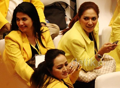 Senyum Manis Para Kader Golkar