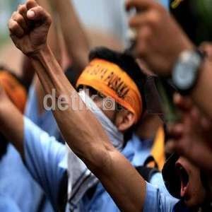 UMP Rp 2,7 Juta Lebih Tinggi dari Gaji PNS Sarjana, Buruh Ngotot Tuntut Rp 3 Juta