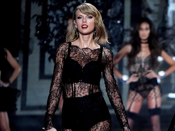 Taylor Swift Seksi Berlingerie