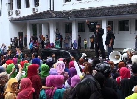 Ratusan Guru Honorer Tagih Dana Hibah ke Ridwan Kamil