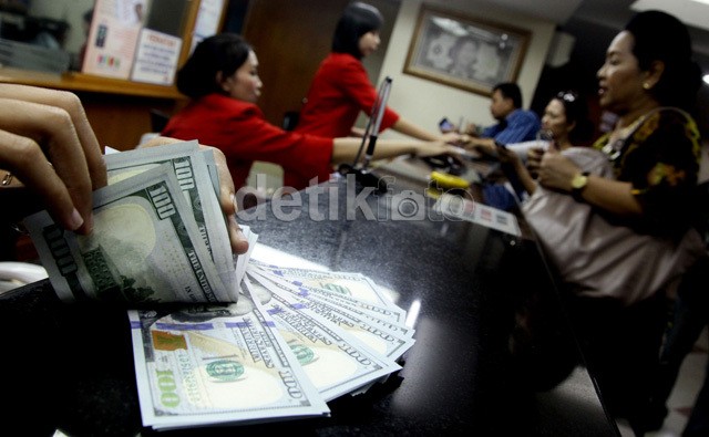 Masih Perkasa, Dolar Hampir Sentuh Rp 12.300