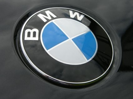 BMW Bantah Akan Berkolaborasi dengan Tesla