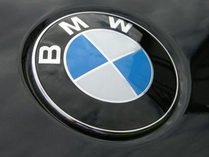 BMW Bantah Akan Berkolaborasi dengan Tesla