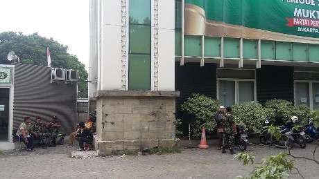 Pasca Penggerudukan Massa, Kantor PPP Dijaga Pria Loreng-loreng