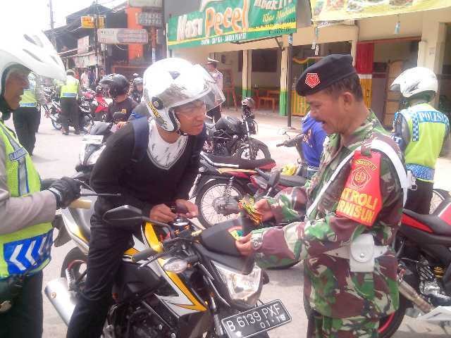 Anggota Tni Copoti Stiker Militer Motor Yang Melintasi Jl Margonda