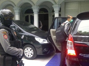 Penyidik KPK Dikawal Polisi Bersenjata dan Bertopeng Saat Geledah Rumah Fuad Amin