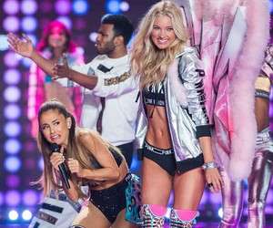 Ariana Grande Ditampar dengan Sayap Model Victorias Secret