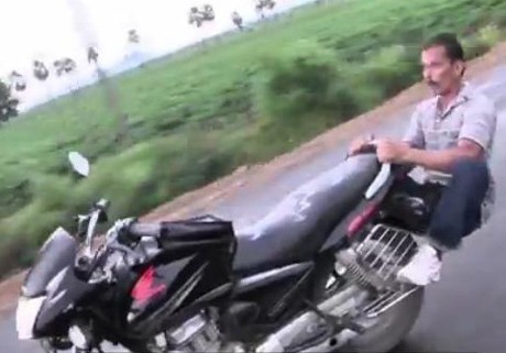 Seram, Lelaki Ini Yoga di Motor