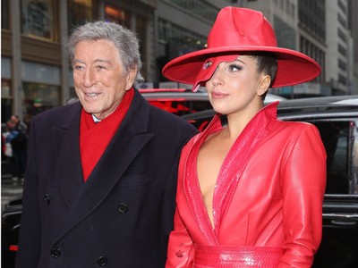 Merah Sensasional Lady Gaga