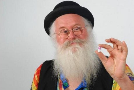 Ingin Kentut Aroma Cokelat? Coba Pil Buatan Kakek Ini