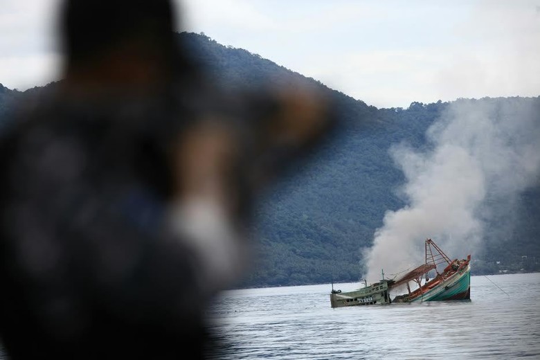 Panglima Armabar: 3 Kapal Vietnam yang Diledakkan Berdokumen Bodong Panglima Armabar: 3 Kapal Vietnam yang Diledakkan Berdokumen Bodong