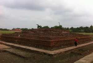 Melihat Candi Jiwa dan Blandongan di Tengah Gemuruh Perkembangan Karawang