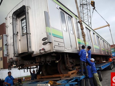 16 Gerbong KRL Dari Jepang Tiba di Priok