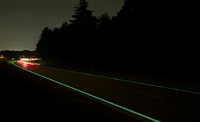 Jalan yang markanya bisa menyala di malam hari ini dinamakan Smart Highways. Istimewa/Studioroosegaarde.