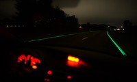 Teknologi untuk membuat marka jalan ini sama dengan teknologi mainan anak-anak yang bisa berpendar di malam hari. Istimewa/Studioroosegaarde.
