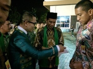 Jokowi Sumringah Ketika Diberi Baju Karawo Khas Gorontalo