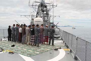 Di Atas KRI Barakuda-633, Para Prajurit TNI AL Tetap Khusyuk Salat Jumat