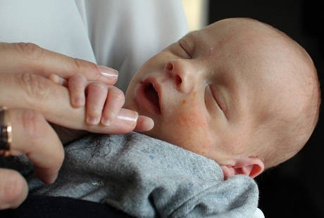 Pertama di Dunia, Dua Bayi Ini Lahir dari Rahim Sang Nenek