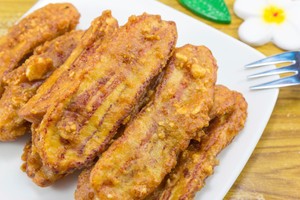 Yuk, Bikin Pisang Goreng Kremes dengan Saus Cokelat yang Legit!