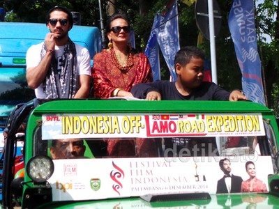 Pawai Rombongan Artis di FFI 2014 Palembang