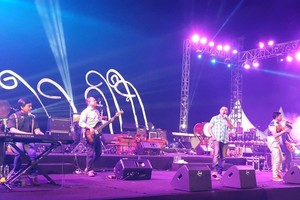 Meriahnya Beach Jazz Banyuwangi Dalam Tetesan Hujan