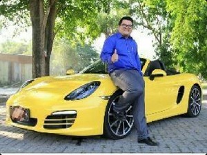 Kecelakaan di Tol, Ini Foto Rudi Semasa Hidup saat Berpose di Porsche-nya