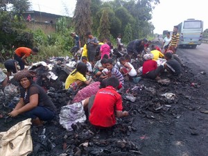 Puing-puing Porsche dan Truk Jadi Sasaran Pemulung, Ini Foto Keriuhannya