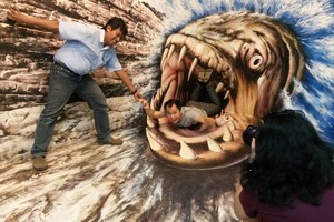 Turis Dimakan Ikan Monster di Trick Eye Museum Singapura